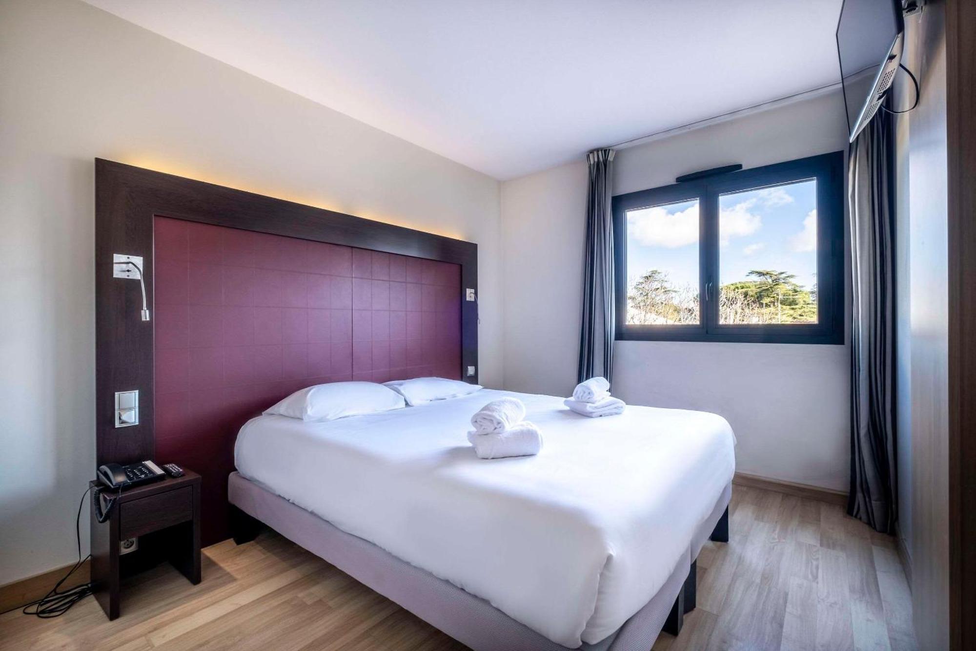 Two-Bedroom Apartment,1227417104:JPEG